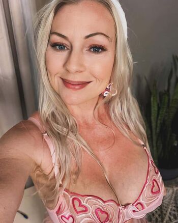 LactatingMILFBritney