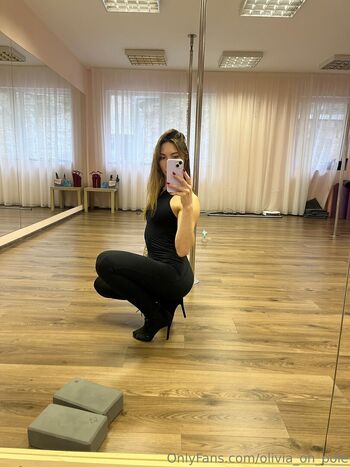 olivia_on_pole